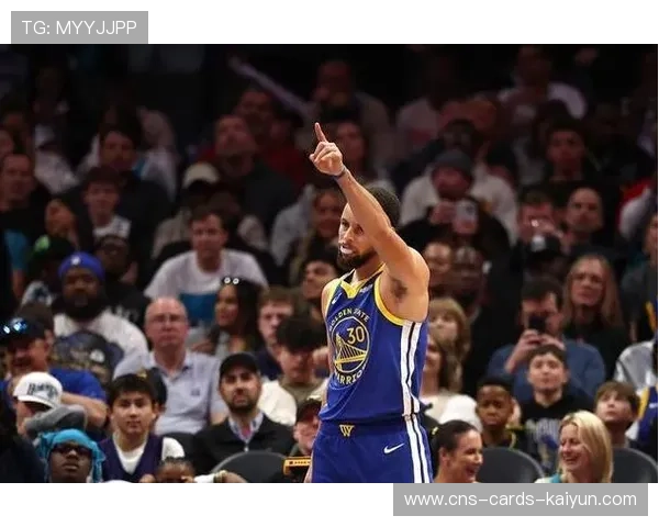 库里连续三分收割，勇士在外线取得优势